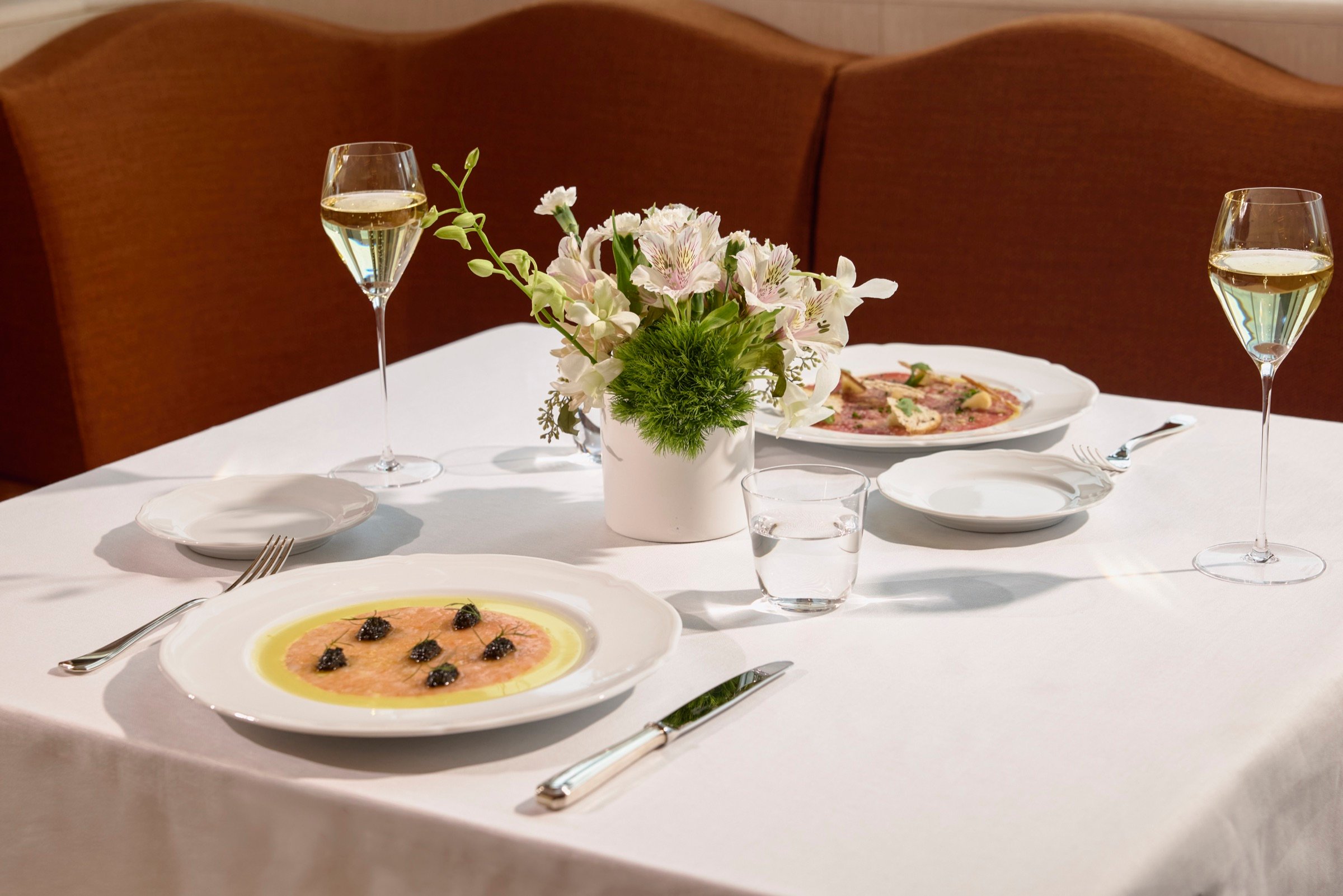 Seia dining table with elegant plating